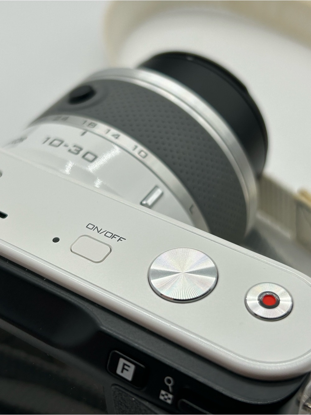Nikon White J1 Mirrorless Camera with 10-30mm Lens - Picture 11 of 12